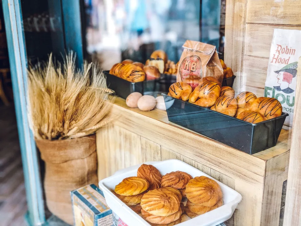Khay bánh mới ra lò tại Phạm Văn Tiên